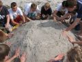 Gleich am ersten Tag bauten die Jugendlichen eine große Sandburg.